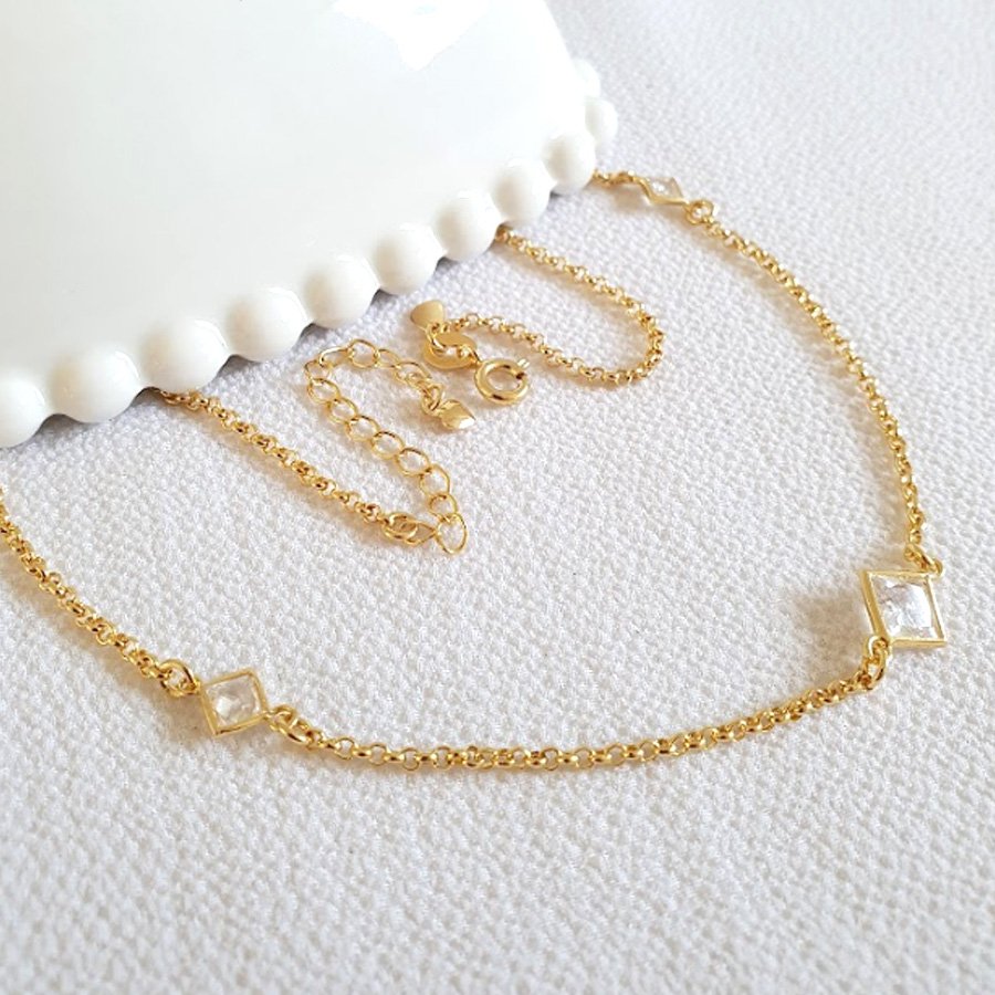 CORRENTE FEMININA COM TRÊS CRISTAL