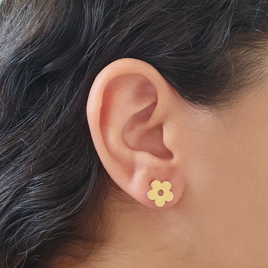 BRINCO DE FLOR LISA VAZADA NO MEIO