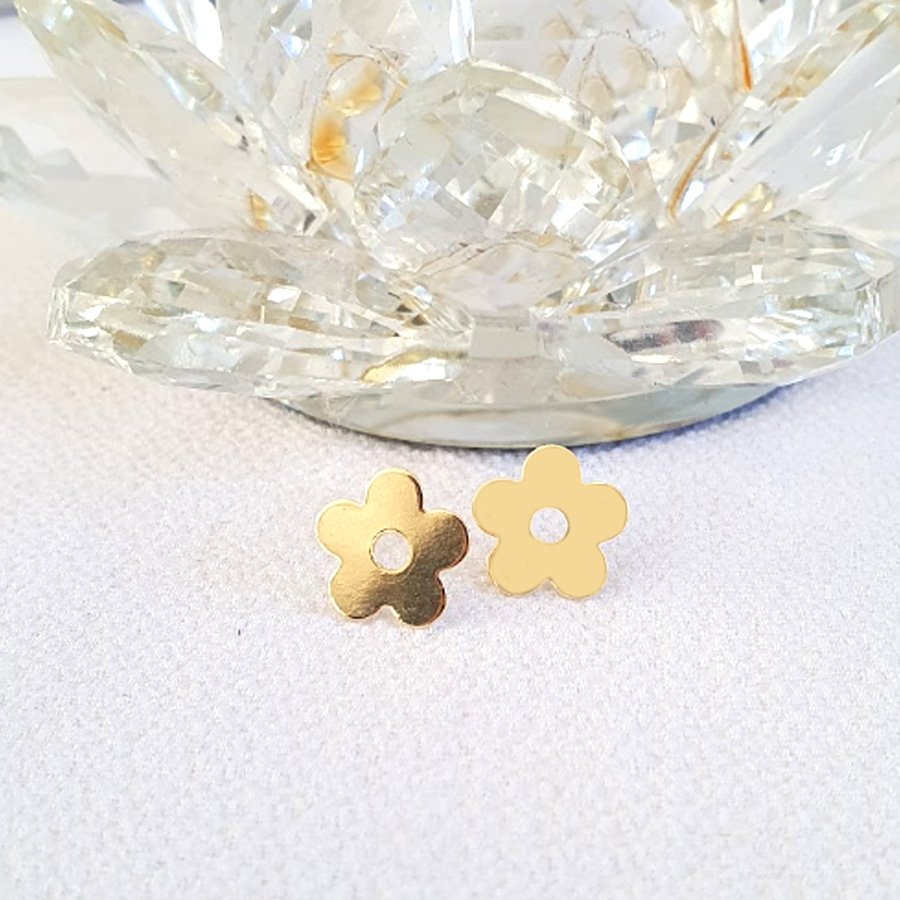 BRINCO DE FLOR LISA VAZADA NO MEIO