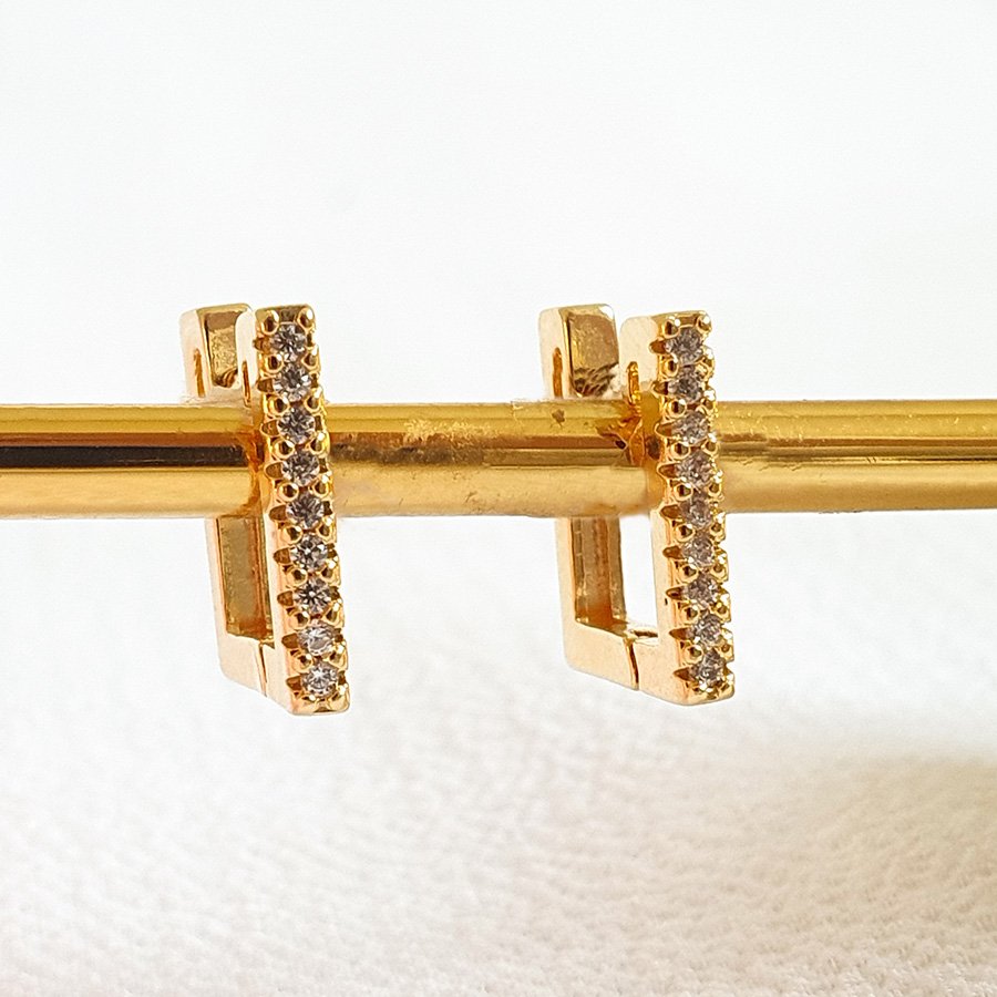 BRINCO ARGOLA QUADRADA COM ZIRCÔNIAS 1,3CM