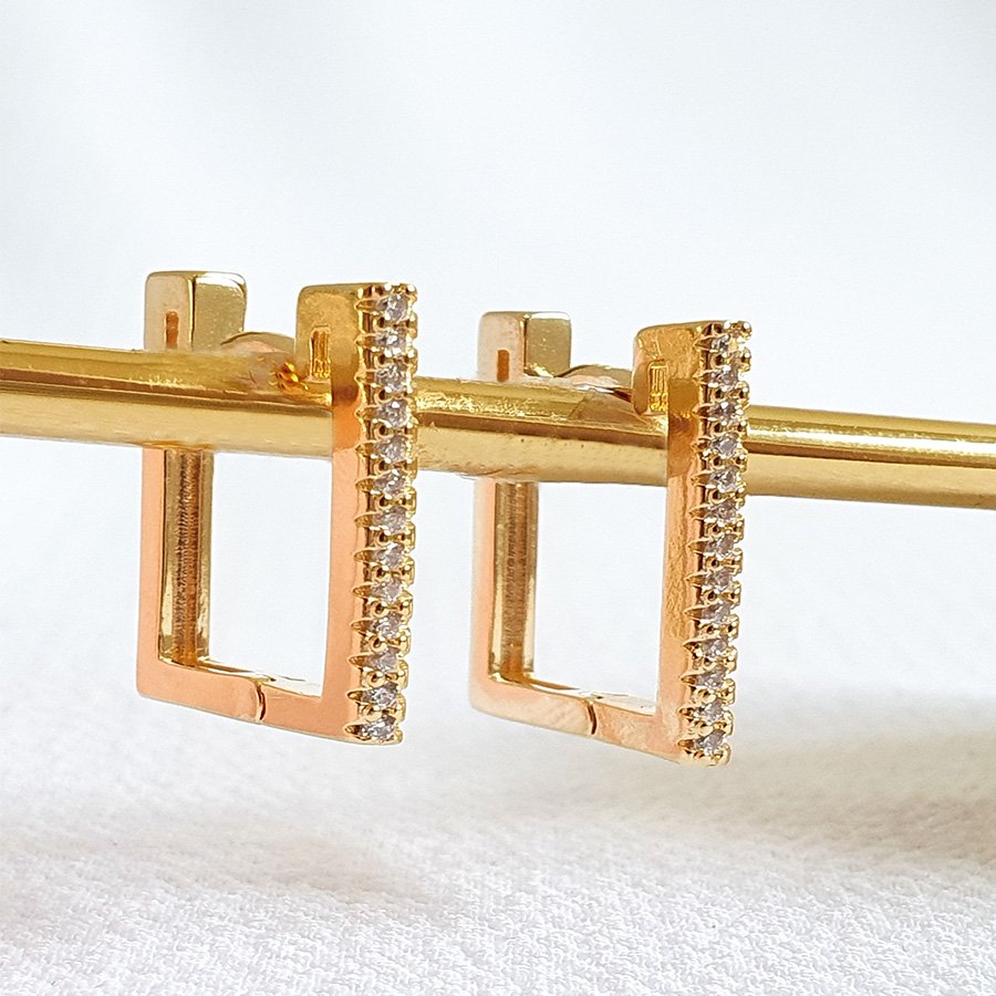 BRINCO ARGOLA QUADRADA COM ZIRCÔNIAS 1,8CM