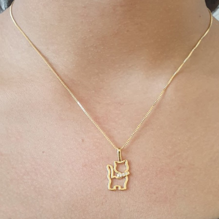 PINGENTE GATA COM TRÊS PEDRAS DE ZIRCÔNIAS