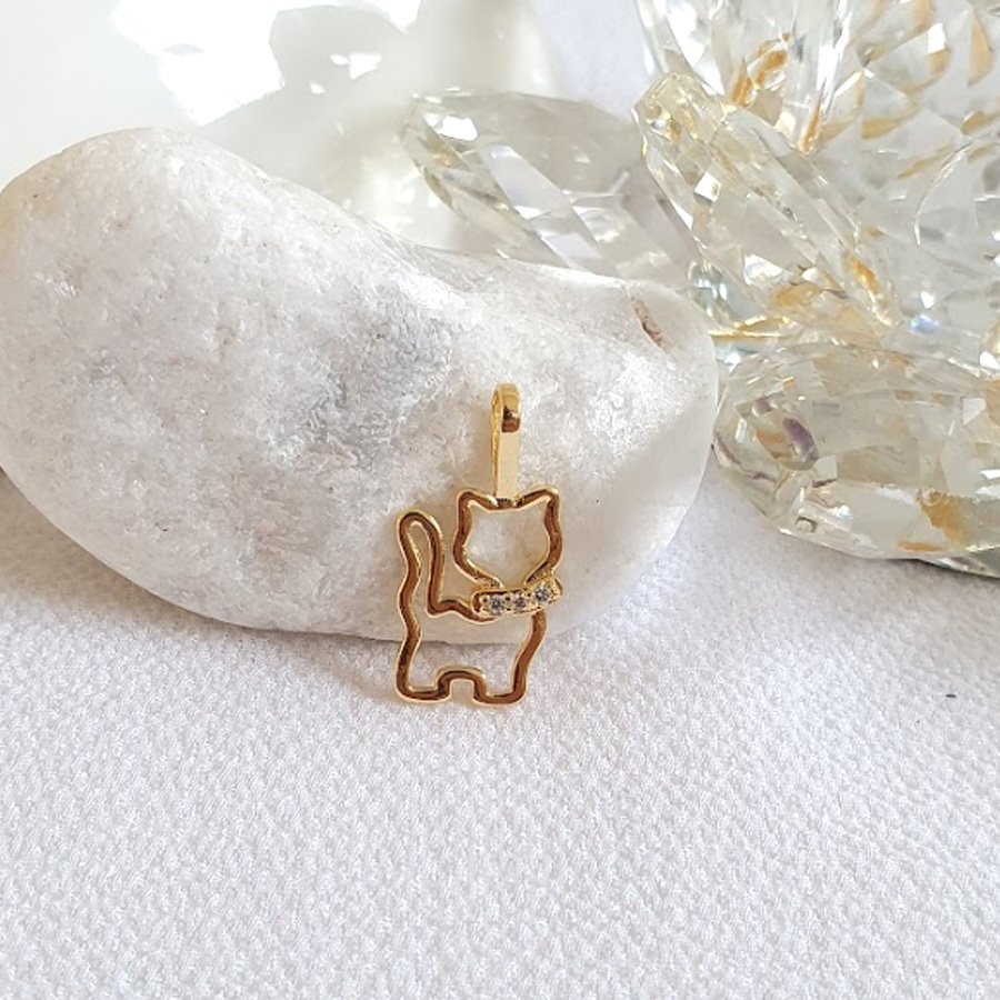 PINGENTE GATA COM TRÊS PEDRAS DE ZIRCÔNIAS