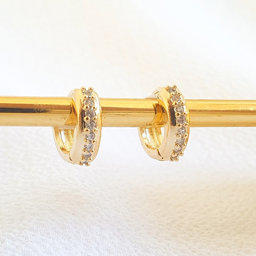 BRINCO CARTILAGEM COM OITO ZIRCÔNIAS LISA EM VOLTA 1CM