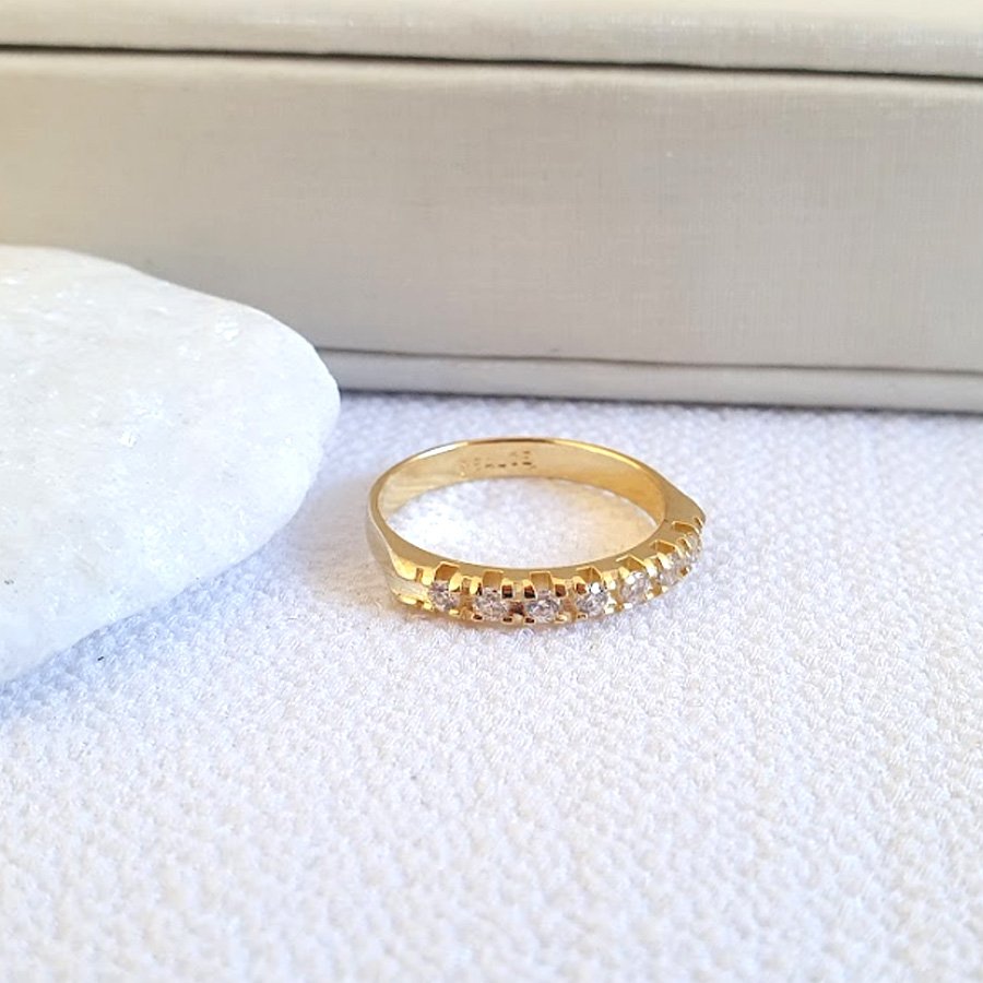 ANEL MEIA ALIANÇA COM SETE ZIRCÔNIAS