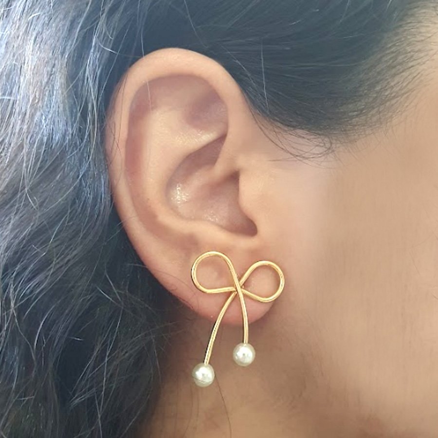 BRINCO LAÇO COM DUAS PÉROLAS