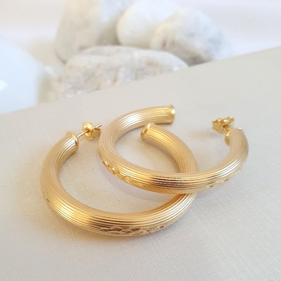 BRINCO ARGOLA TUBO RISCADINHO FOSCO E DETALHES DIAMANTADOS