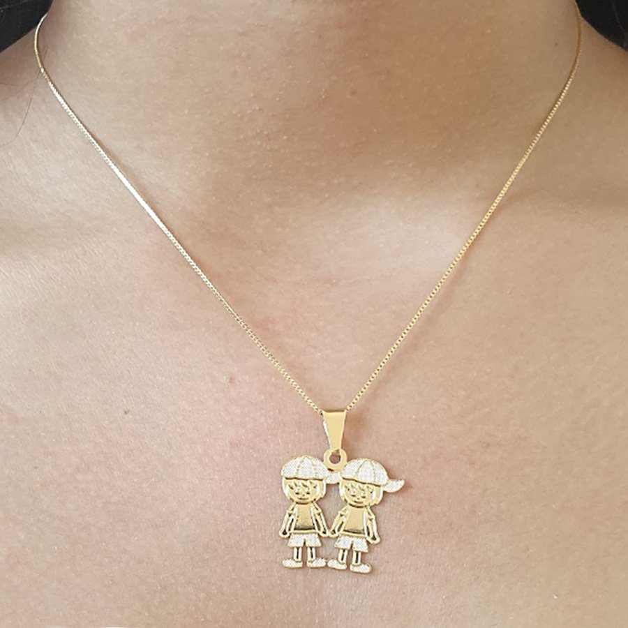 PINGENTE COM DOIS MENINOS TRABALHADO