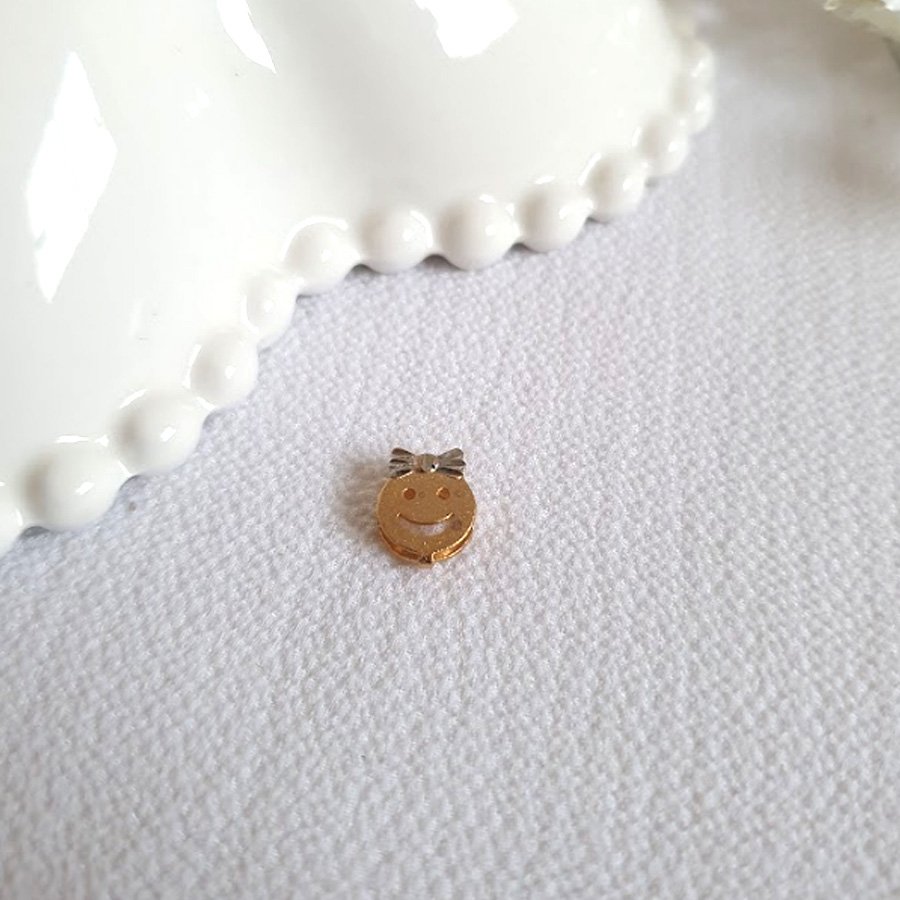 PINGENTE CARINHA FELIZ DE MENINA COM APLIQUE DE RÓDIO