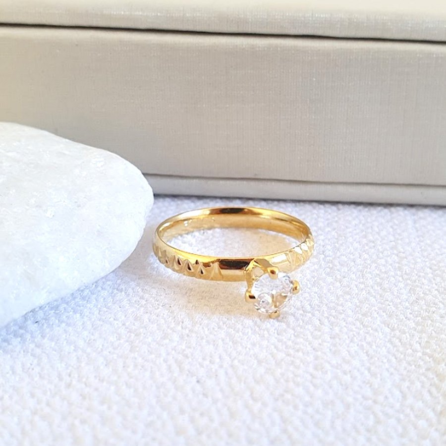 ANEL SOLITÁRIO TRABALHADO COM PEDRA DE ZIRCÔNIA