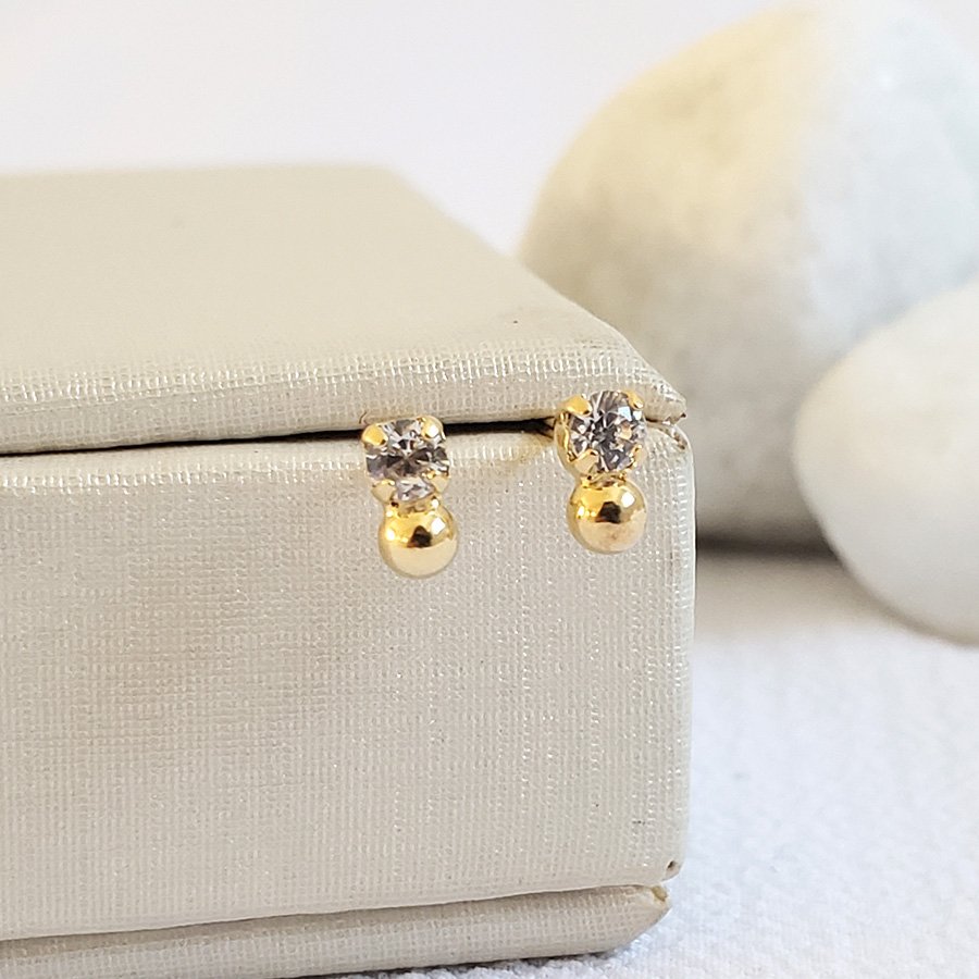 BRINCO BOLINHA LISA COM UM STRASS