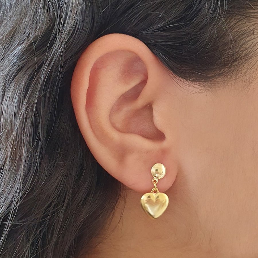 BRINCO COM UM CORAÇÃO LISO PENDURADO