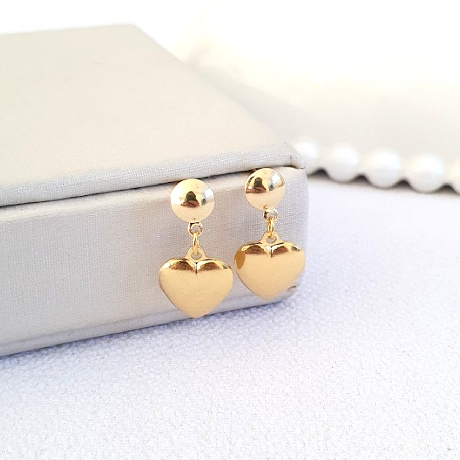 BRINCO COM UM CORAÇÃO LISO PENDURADO