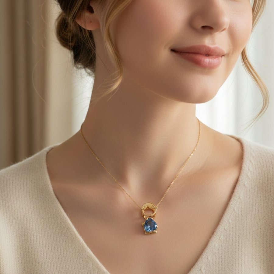 PINGENTE MENINO COM PEDRA NO MEIO