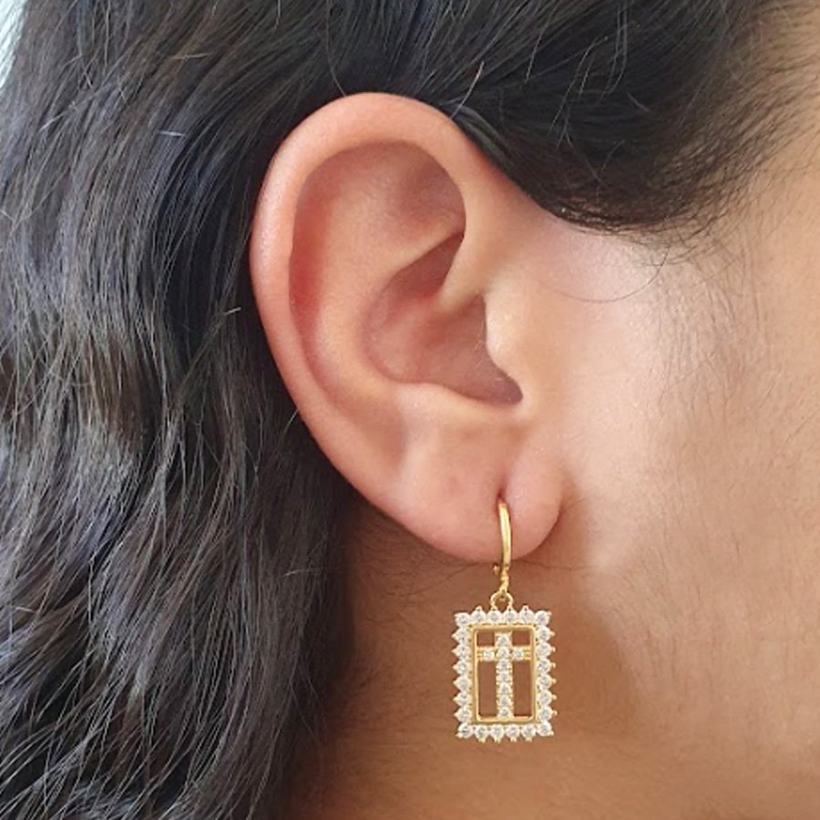 BRINCO DE ARGOLA CRUZ CRAVEJADA