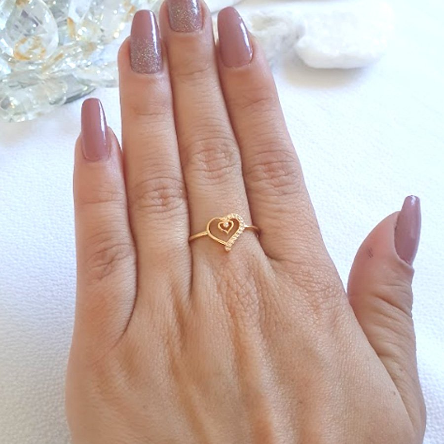 ANEL LISO COM CORAÇÃO E PEDRAS DE ZIRCÔNIAS