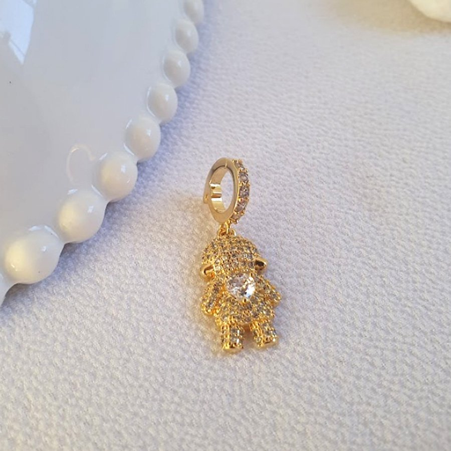 PINGENTE MENINA CRAVEJADA COM UM CORAÇÃO NO MEIO