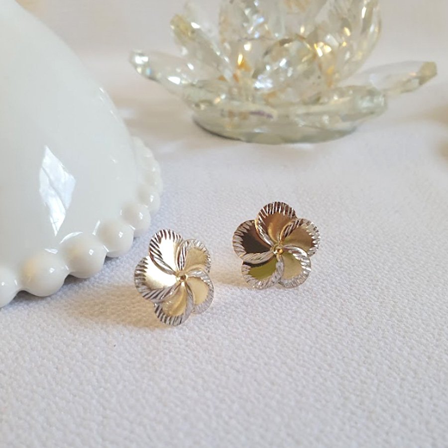 BRINCO DE FLOR DIAMANTADA COM RÓDIO