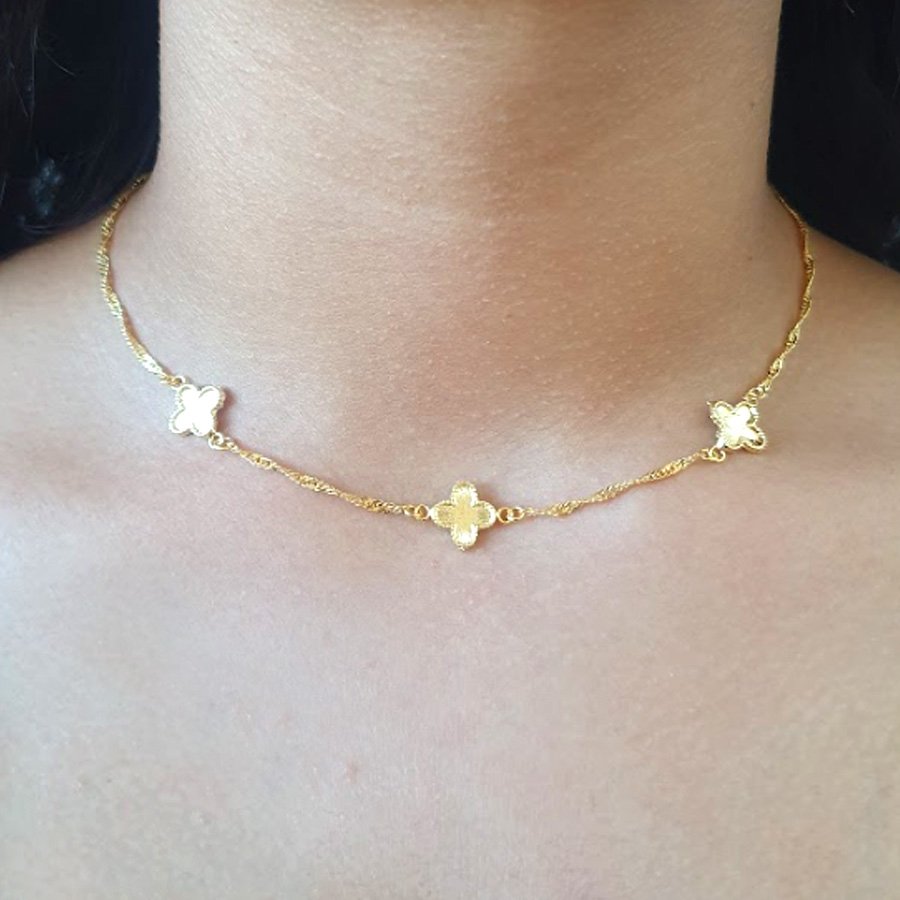 CORRENTE FEMININA TORCIDA COM TRÊS TREVOS DIAMANTADOS