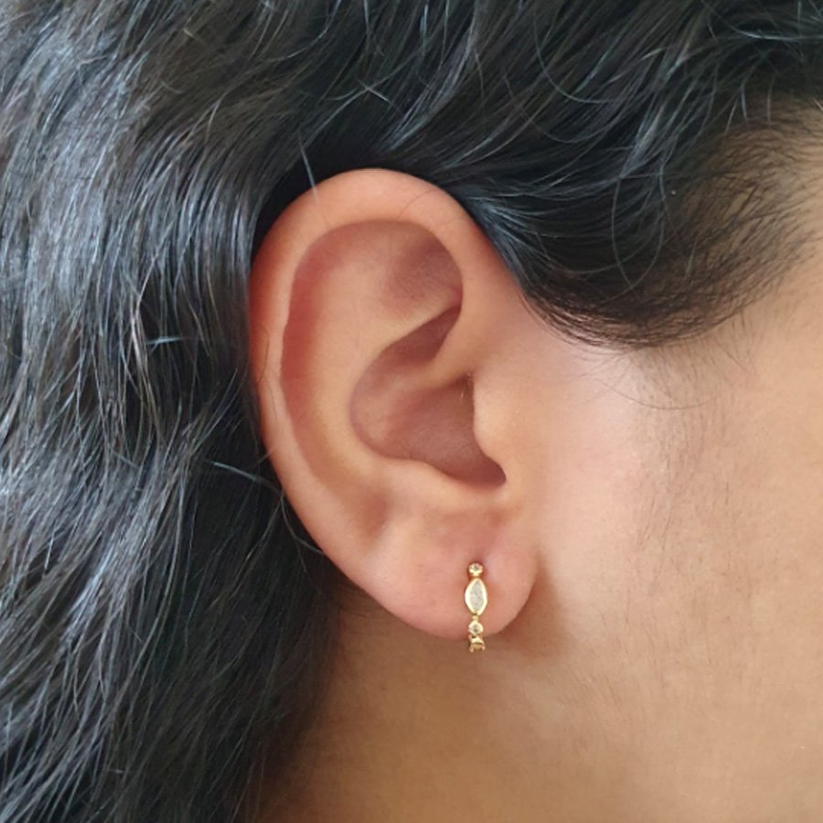 BRINCO DE ARGOLA COM DUAS PEDRAS E UM NAVETE - PEQUENO