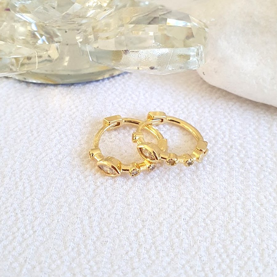 BRINCO DE ARGOLA COM DUAS PEDRAS E UM NAVETE - MÉDIO