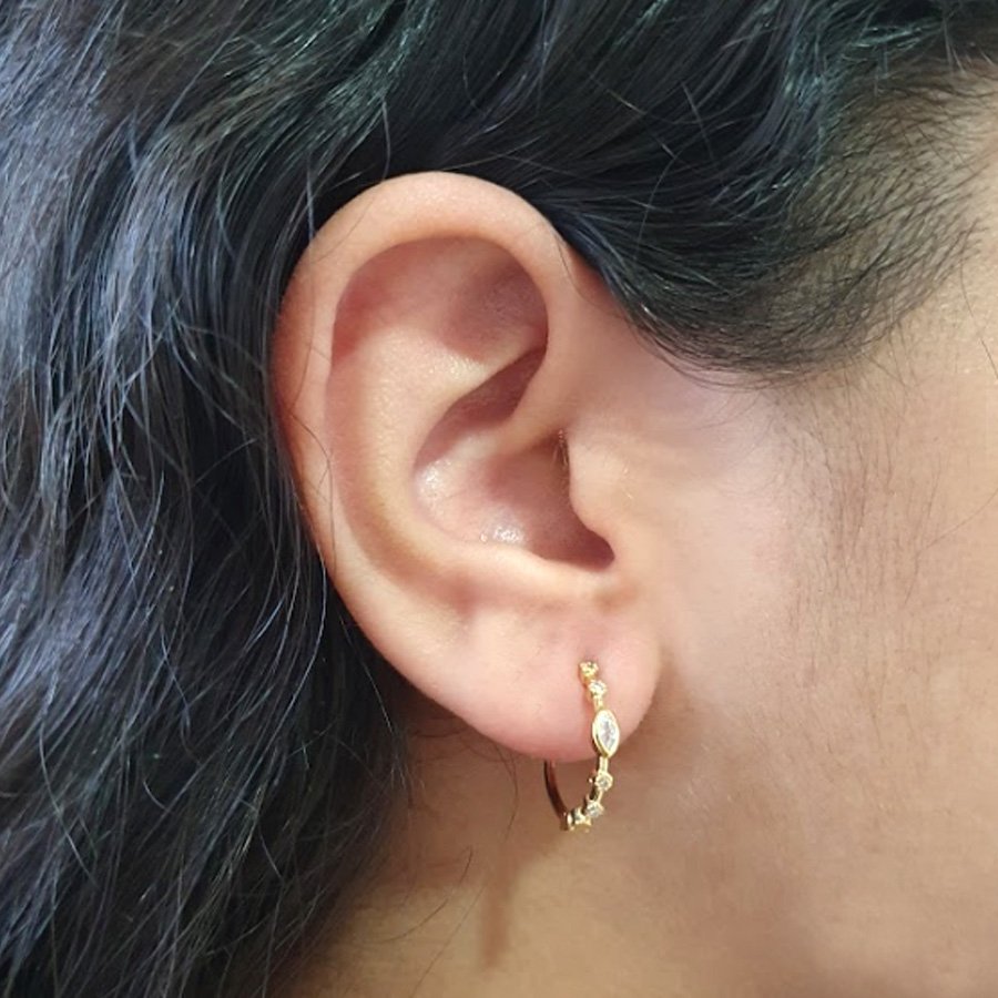 BRINCO DE ARGOLA COM DUAS PEDRAS E UM NAVETE - GRANDE