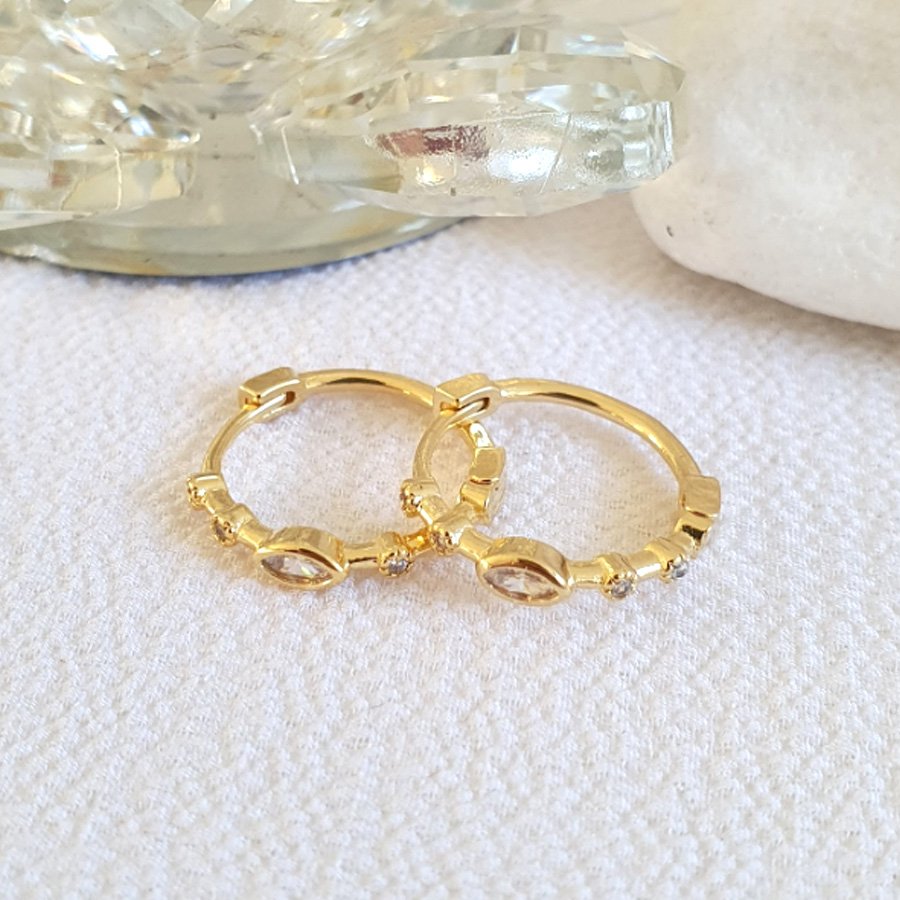 BRINCO DE ARGOLA COM DUAS PEDRAS E UM NAVETE - GRANDE