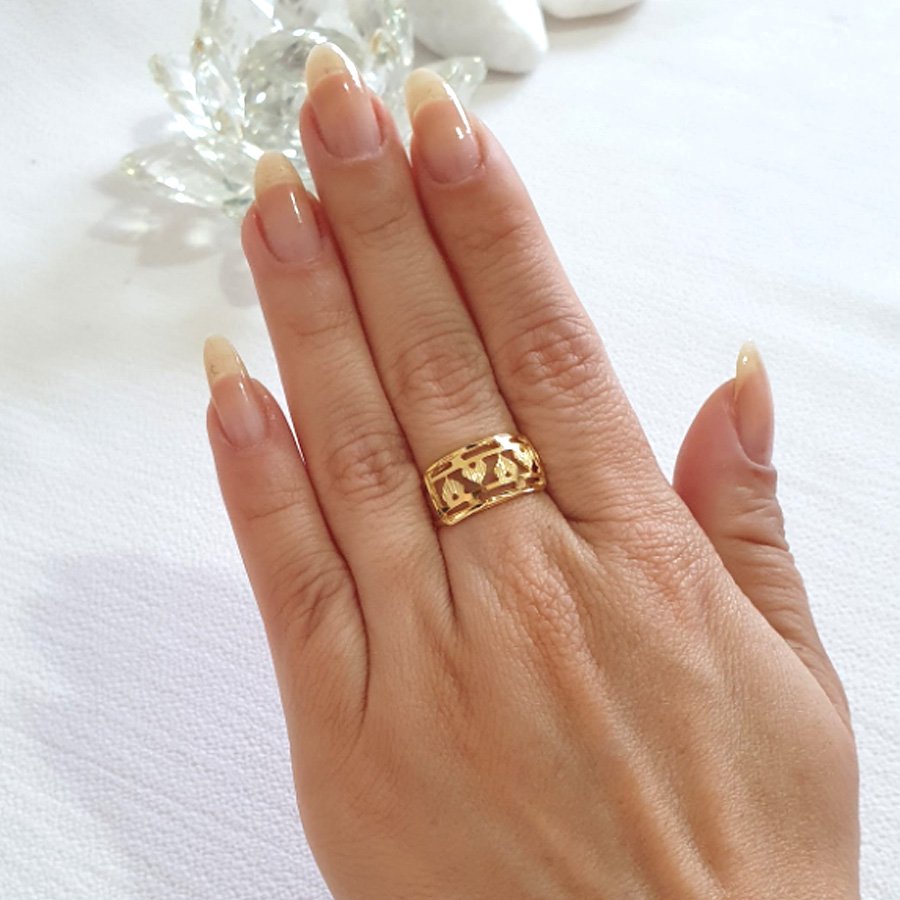 ANEL COM QUATRO CORAÇÕES DIAMANTADOS