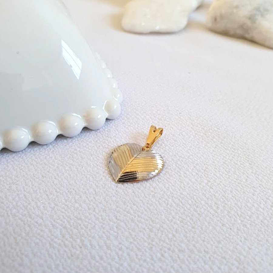 PINGENTE CORAÇÃO COM LISTRAS DIAMANTADAS