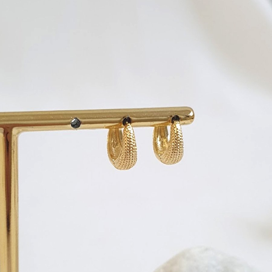 BRINCO DE ARGOLA COM BOLINHAS