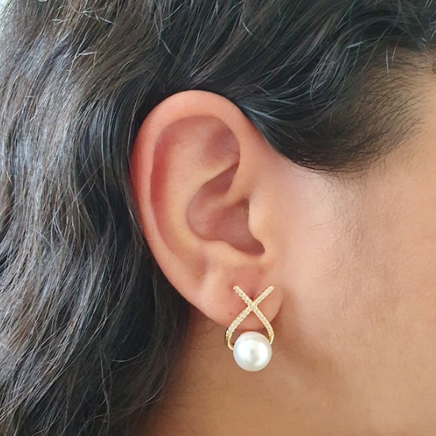 BRINCO EM X CRAVEJADO COM PÉROLA