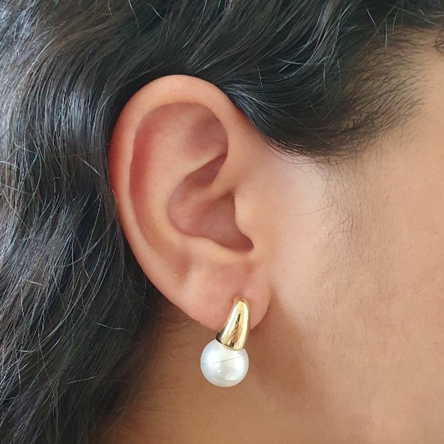 BRINCO LISO COM PÉROLA GRANDE