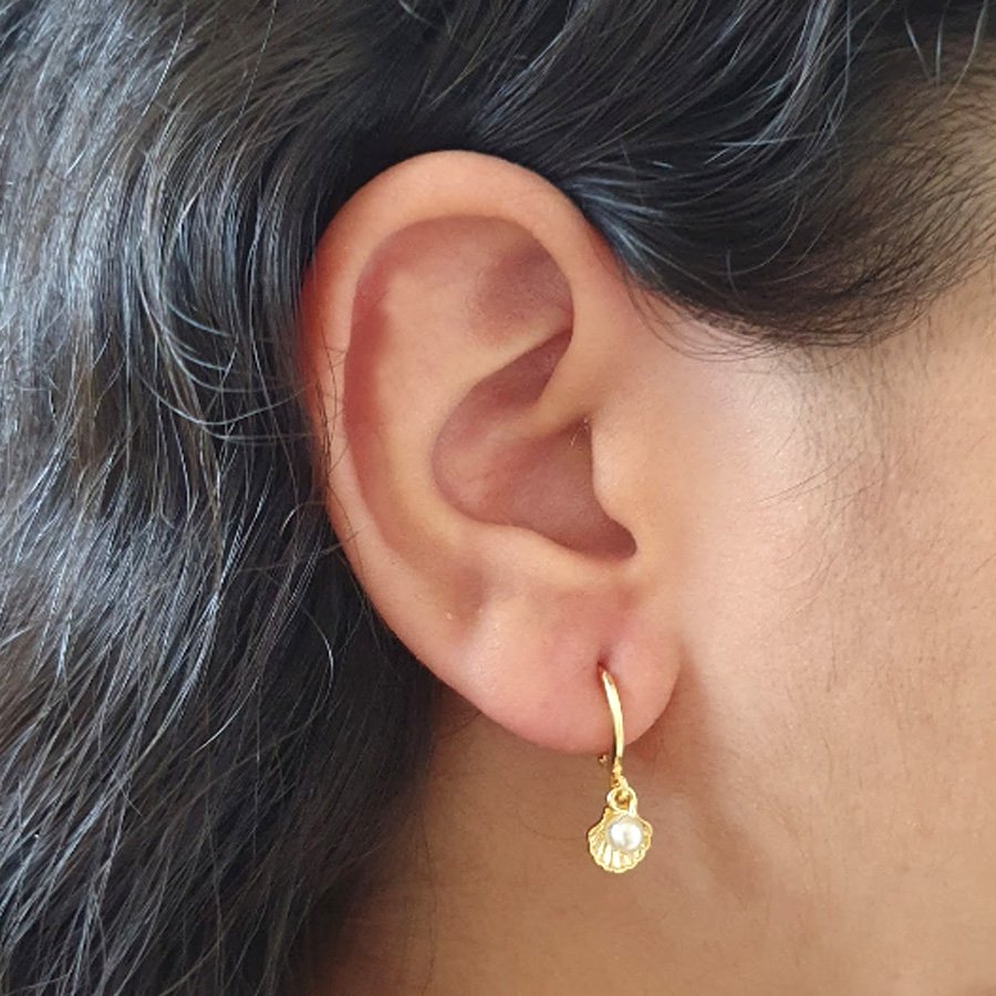 BRINCO DE ARGOLA COM CONCHA E PÉROLA