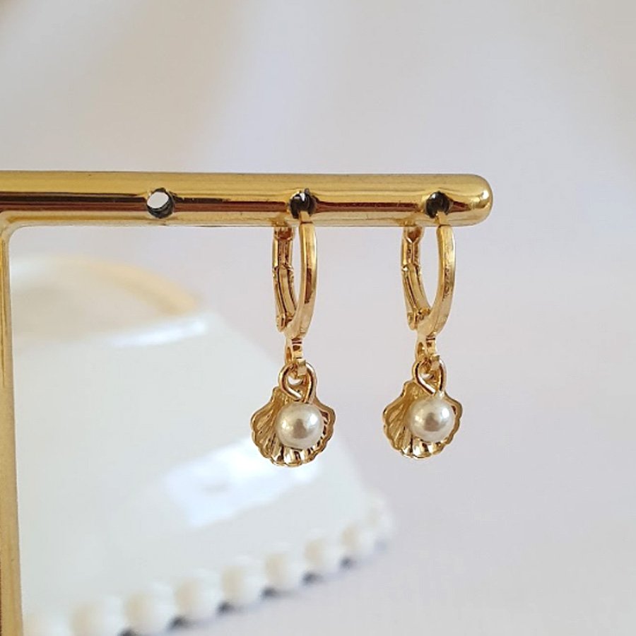 BRINCO DE ARGOLA COM CONCHA E PÉROLA