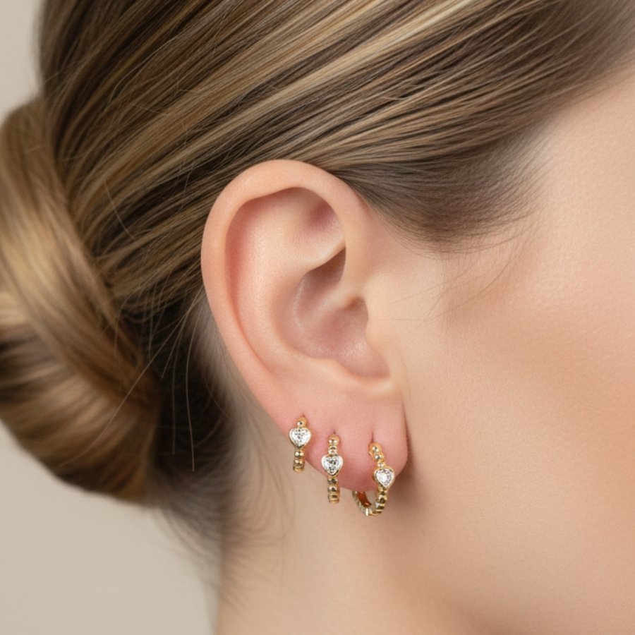 BRINCO DE ARGOLA COM BOLINHAS E CORAÇÃO COM PEDRA - TRIO