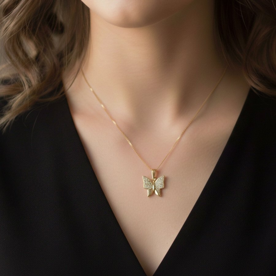 PINGENTE DE BORBOLETA MEIA CRAVEJADA E LISA