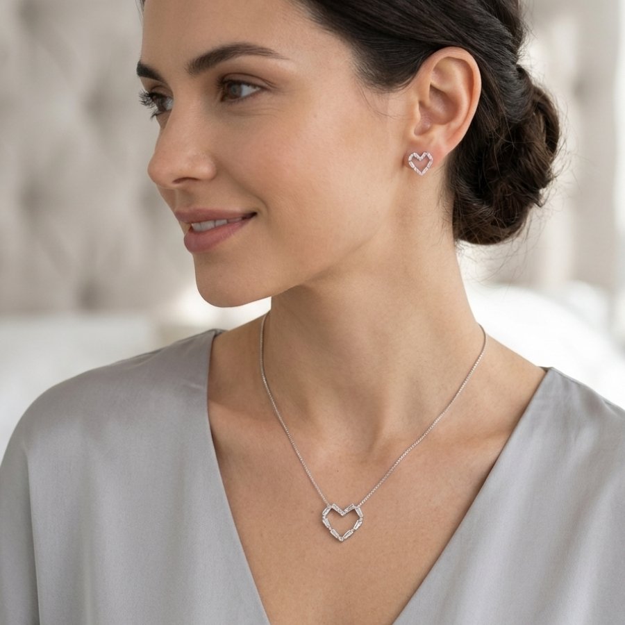 CONJUNTO FEMININO FOLHEADO A PRATA CORAÇÃO COM PEDRAS