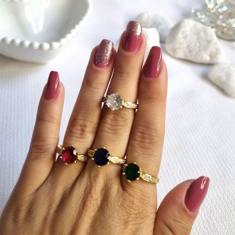 ANEL COM PEDRA DE ZIRCÔNIA NO MEIO