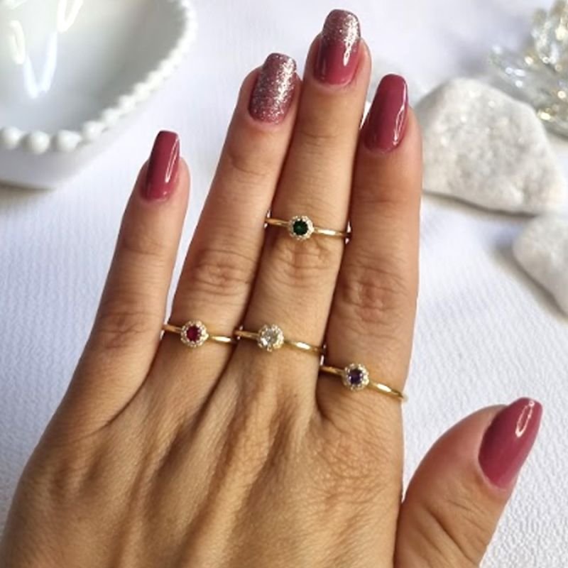 ANEL COM PEDRA REDONDA E ZIRCÔNIAS EM VOLTA