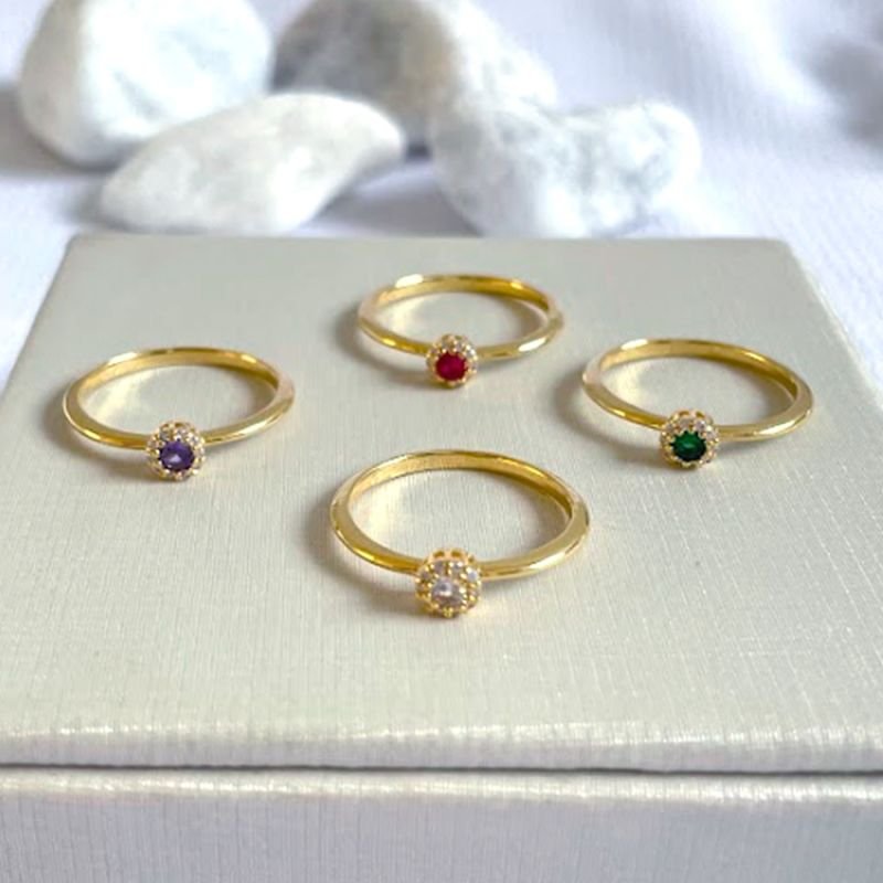 ANEL COM PEDRA REDONDA E ZIRCÔNIAS EM VOLTA