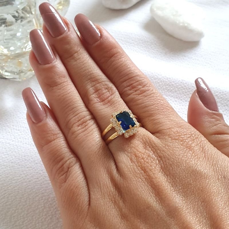 ANEL COM STRASS E PEDRA QUADRADA