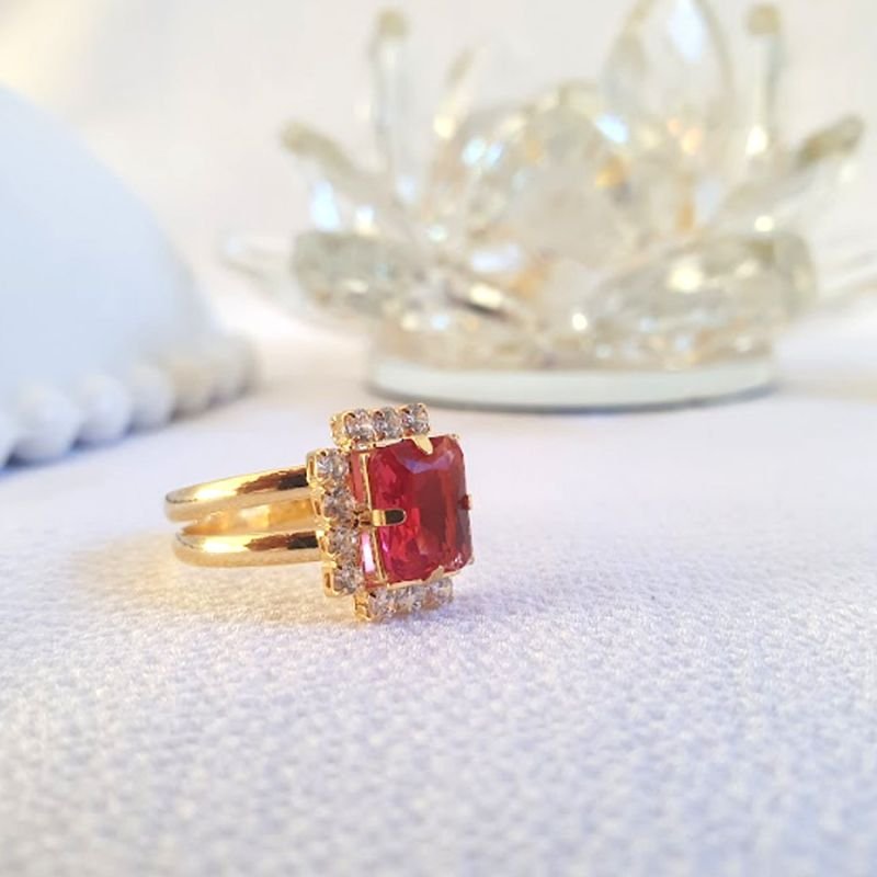 ANEL COM STRASS E PEDRA QUADRADA