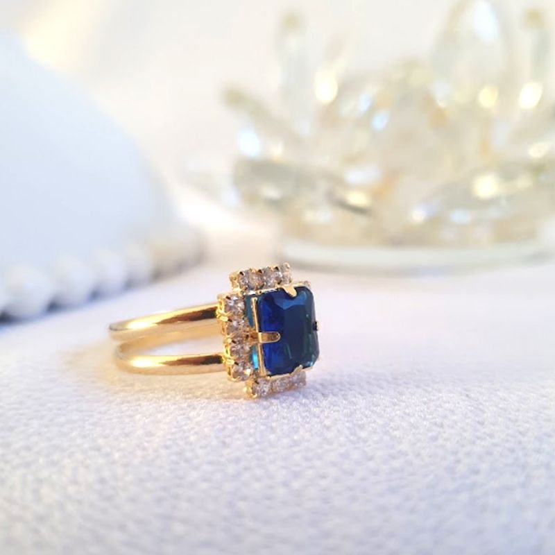 ANEL COM STRASS E PEDRA QUADRADA
