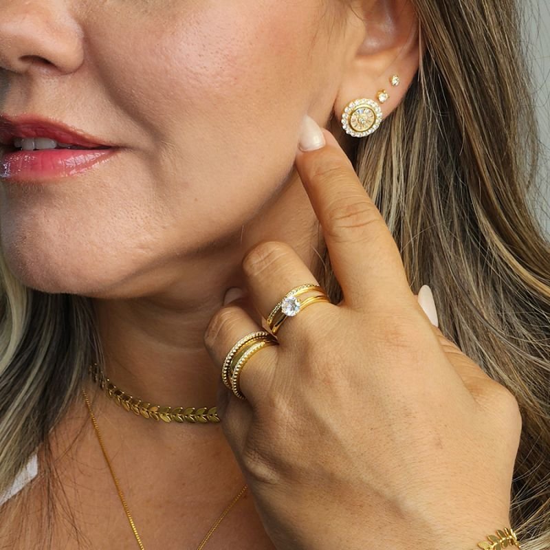 ANEL COM UMA PEDRA DE ZIRCÔNIA