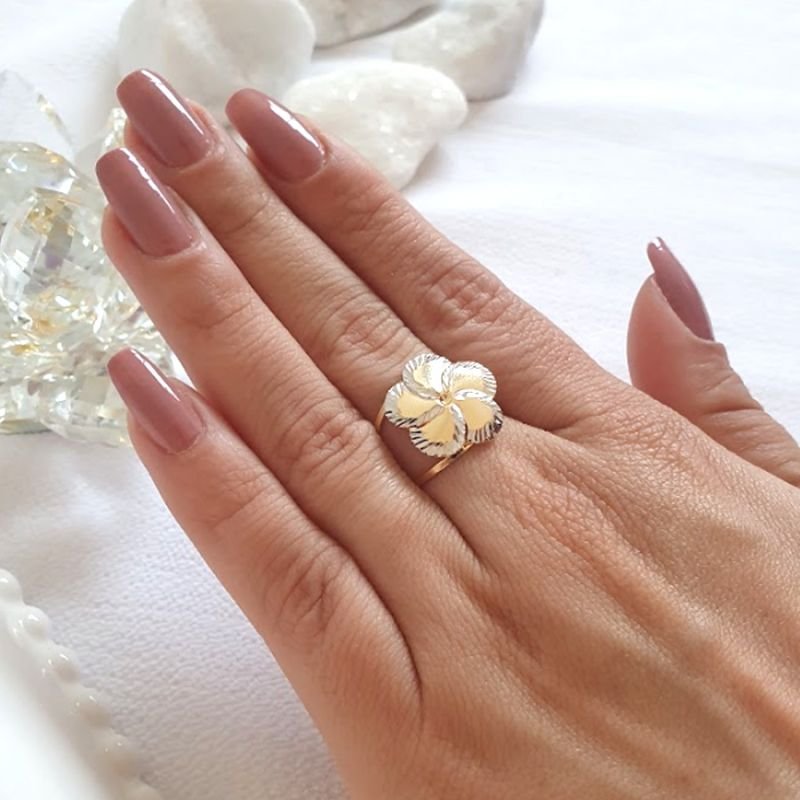 ANEL DE FLOR COM RÓDIO E DIAMANTADO EM VOLTA