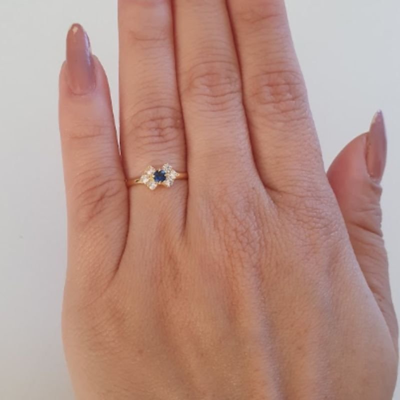 ANEL INFANTIL COM SEIS PEDRAS BRANCAS E UMA COLORIDA