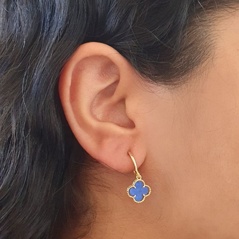 BRINCO ARGOLA FLOR COM MADREPÉROLA