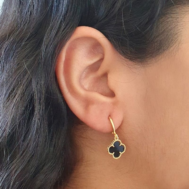 BRINCO ARGOLA FLOR COM MADREPÉROLA