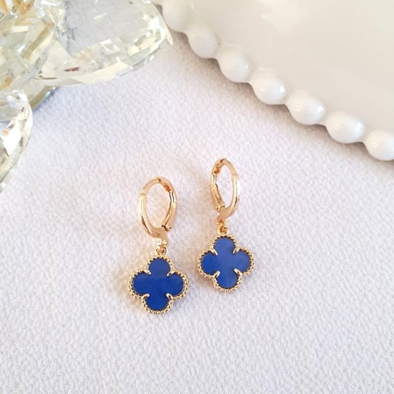 BRINCO ARGOLA FLOR COM MADREPÉROLA