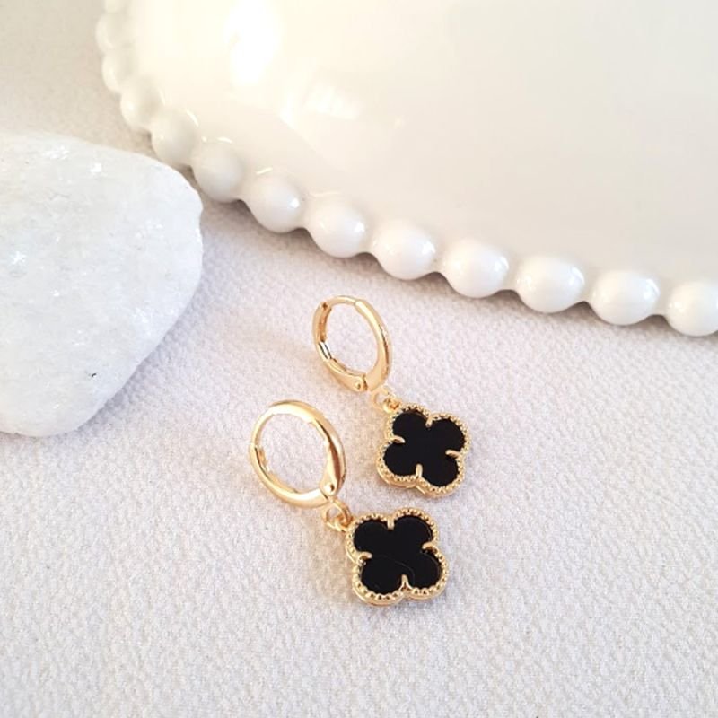 BRINCO ARGOLA FLOR COM MADREPÉROLA